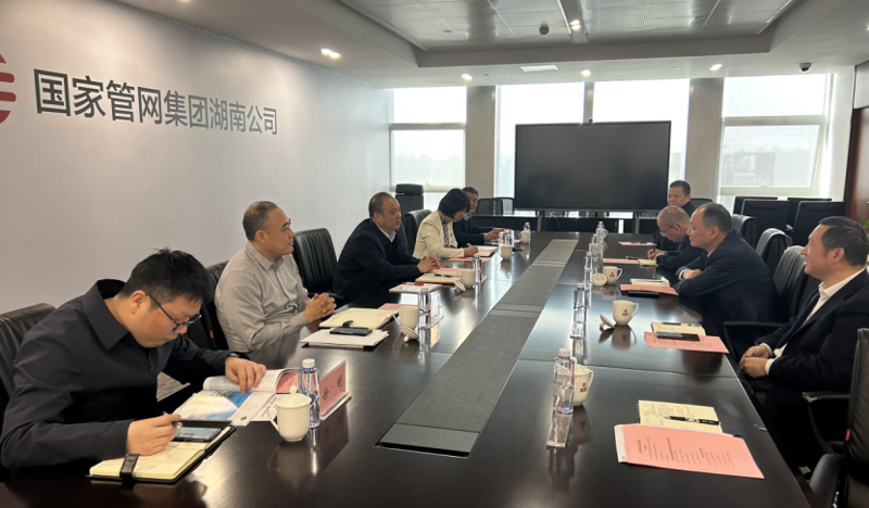 周鴻與國(guó)家管網(wǎng)湖南公司代表、黨委書記王現(xiàn)中舉行會(huì)談